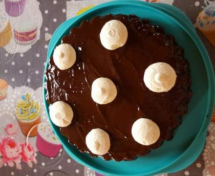 Génoise à la crème pâtissière nappé au chocolat et ses meringues