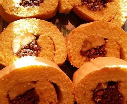 Génoise roulée à la banane et aux ferrero rochers