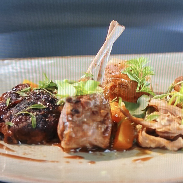 Gigot cuit sous la braise, épaule confite comme un tajine, carré et selle rôtis au thym, caviar d’aubergine fumée