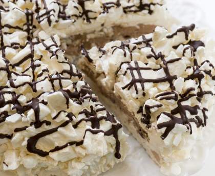 Glace à la meringue et copeaux de chocolat