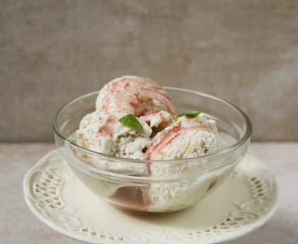 Glace à la rhubarbe et à la cannelle