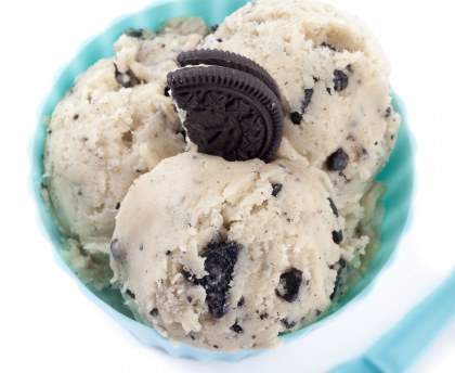 Glace à la vanille et aux oréos (biscuits)
