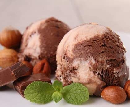 Glace au chocolat, caramel et noisettes