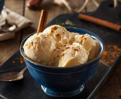 Glace au lait et à la cannelle