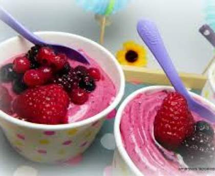 Glace au yaourt et aux framboises et coulis de framboise