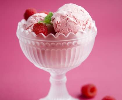 Glace aux framboises fraîchement cueillies