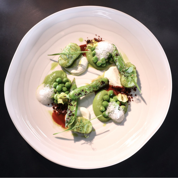 Gnocchis de petits pois glacés jus de cosses, réduction de crustacés comme un condiment, émulsion laurier