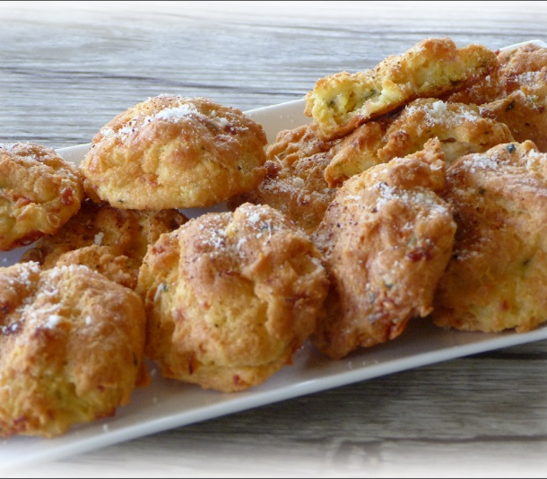 Gougères au Pont l'Evêque jambon et coriandre
