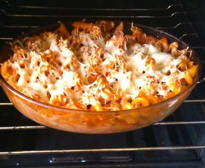 Gratin de pâtes facile au poulet, sauce tomate et fromage frais