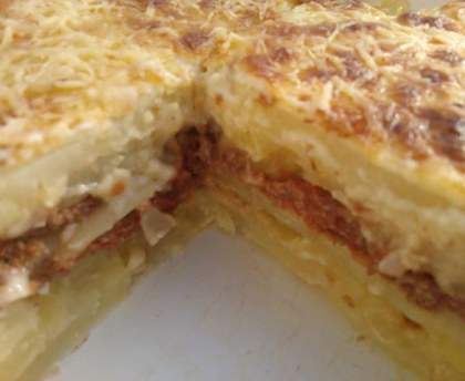Gratin de pommes de terre et bœuf tomaté