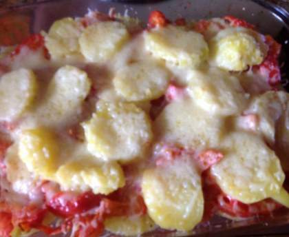 Gratin de pommes de terre, poivrons et tomates