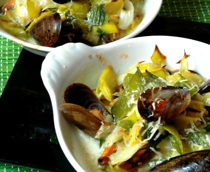 Gratinée de moules aux poireaux en cassolettes.