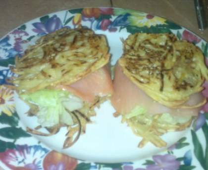Hamburger au saumon et aux galettes de pomme de terre