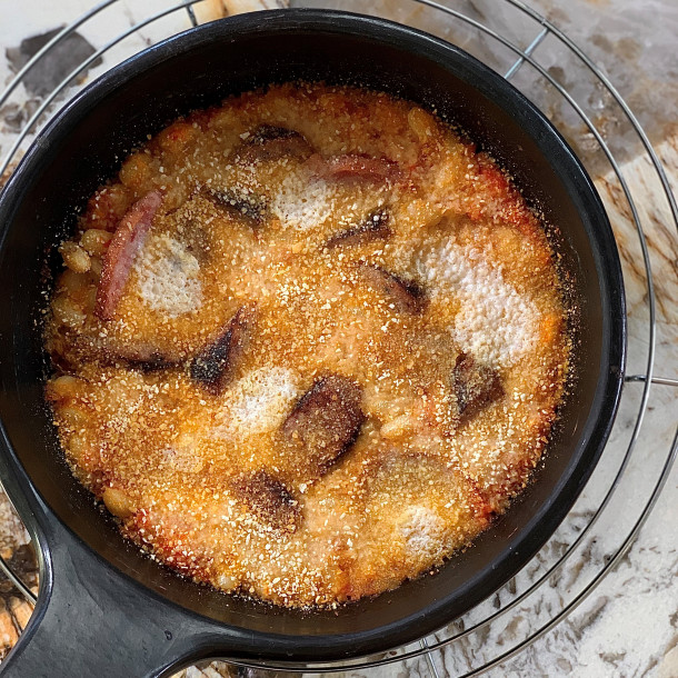 Haricots coco à la tomate, saucisses au four de Cyril Lignac
