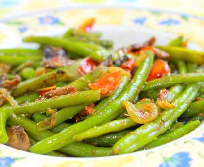 Haricots vert aux tomates et champignons
