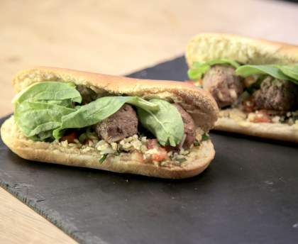 Hot Dog revisité à la méditerranéenne (kefta, houmous et taboulé)