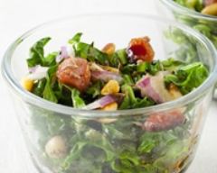 Jeunes pousses sautées au carvi et pignons de pin