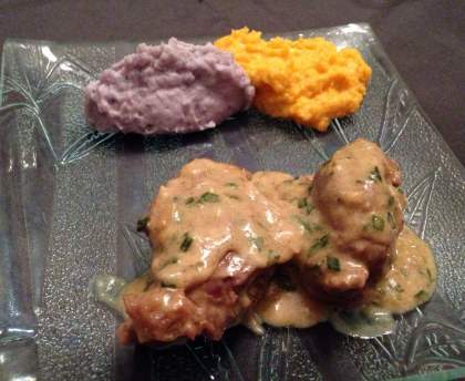 Joues de porc mijotées, sauce à la crème et à la moutarde de Dijon