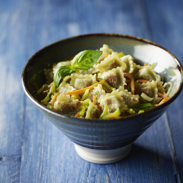Julienne de légumes et ravioles au basilic