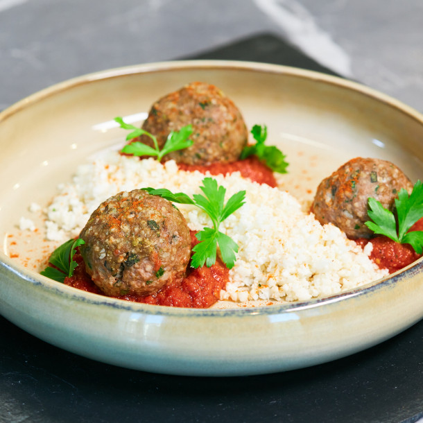Keftas orientales, sauce tomate aux épices douces et semoule de chou-fleur 	