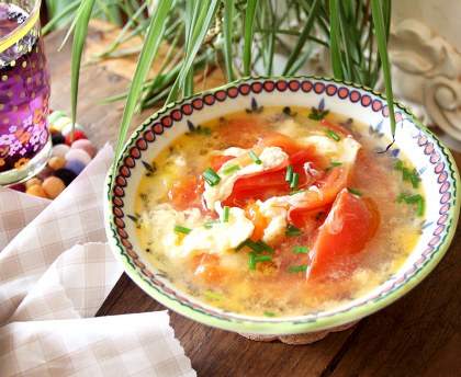 La soupe aux oeufs et aux tomates