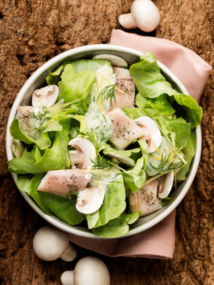 Laitue aux champignons et truite fumée