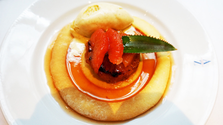 L’ananas victoria rôti à la vanille, pamplemousse confit au miel
