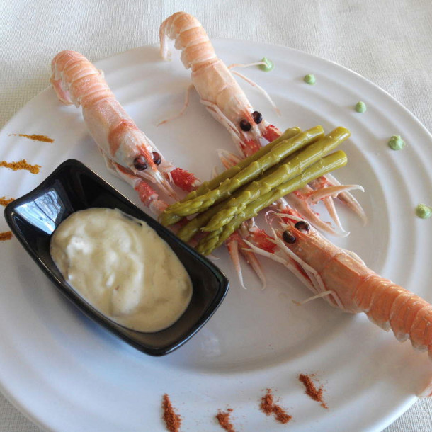 Langoustines, sauce crémeuse au curry et asperges vertes