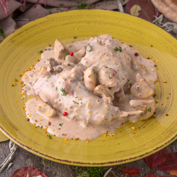 Lapin à la crème de moutarde et aux champignons