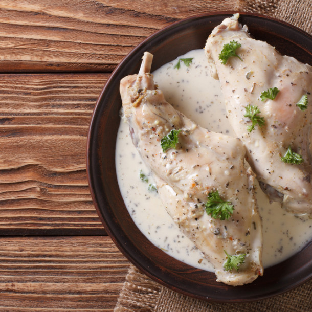 Lapin au vin blanc, crème fraîche et champignons