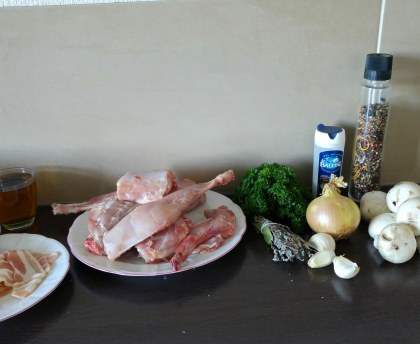 Lapin aux tomates, champignons et lardons