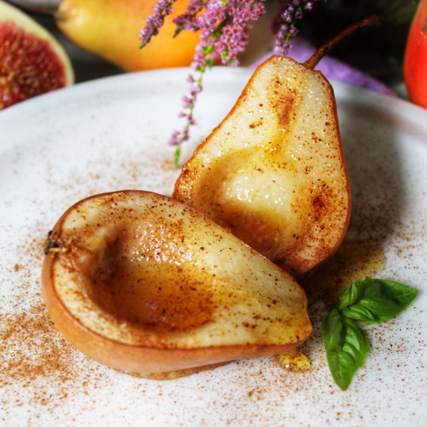 Le dessert : poire rôtie au chocolat et compotée d’ananas caramélisé