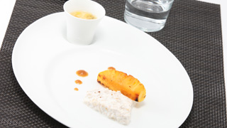Le dessert diététique : ananas rôti, nage de fruits exotiques, muesli à l’avoine