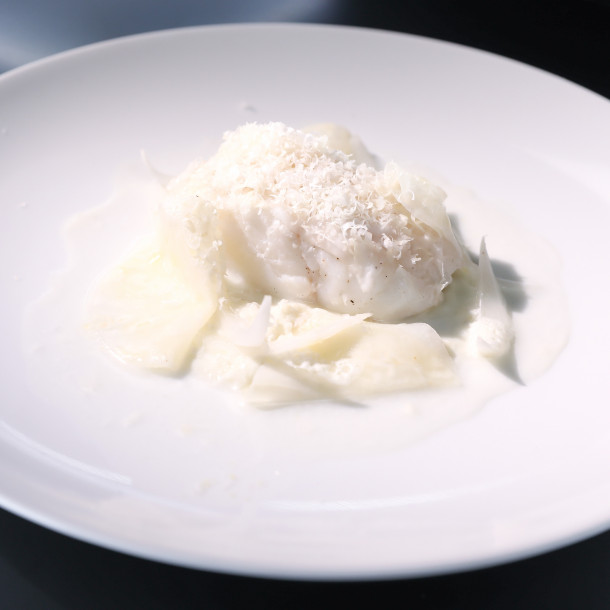 Le plat monochrome blanc d'Alexia