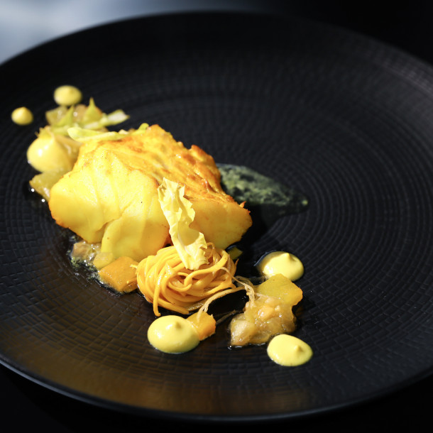 Le plat monochrome jaune de Samuel