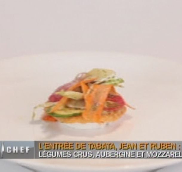 Légumes crus aubergine mozzarella