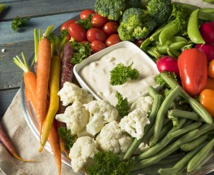 Légumes crus et dip fromage blanc et roquefort