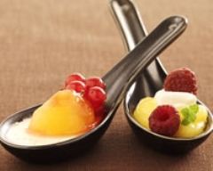 Lemon curd aux framboises, panacotta à la pêche et aux groseilles