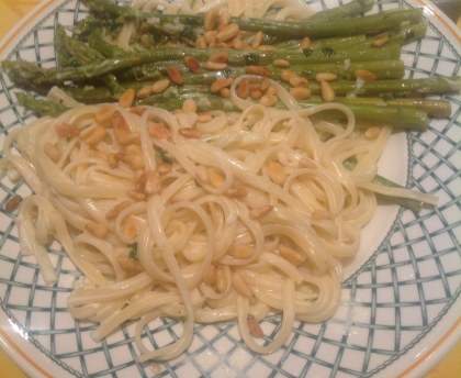 Linguine aux asperges vertes et pignons
