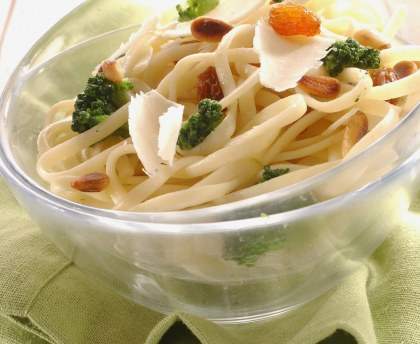 Linguine aux brocolis, raisins et pignons