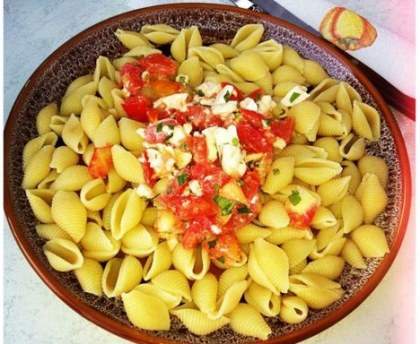 Linguine tièdes aux tomates fraîches, mozzarella et basilic