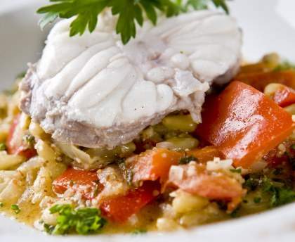 Lotte aux tomates, pignons et amandes