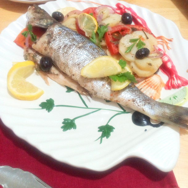 Loup de mer au four aux légumes et olives 