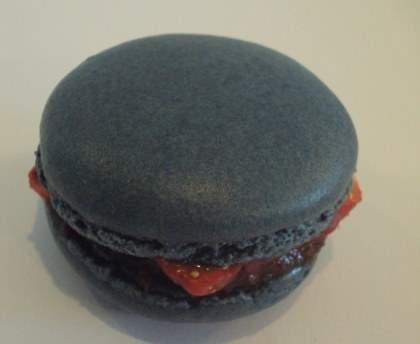 macaron ganache chocolat noir fraise et vin rouge