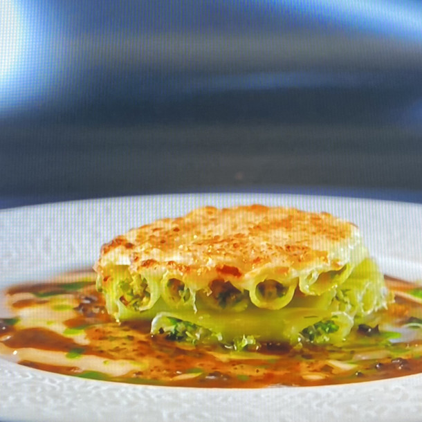 Macaronis céleri, foie gras truffe, triple jus, sauce poulette, jus de volaille, huile de persil