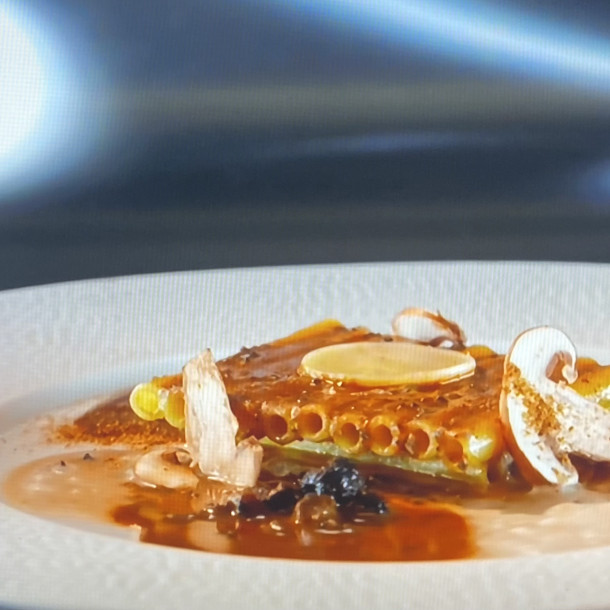 Macaronis farcis, champignons, artichaut foie gras, jus de volaille truffé