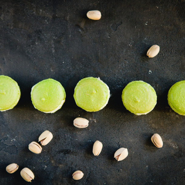 Macarons à la pistache et au chocolat noir