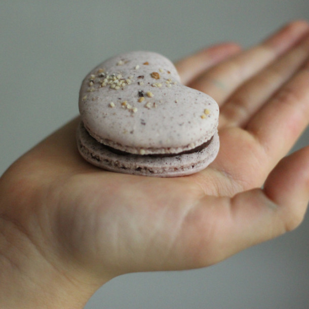 Macarons au chocolat en forme de coeur