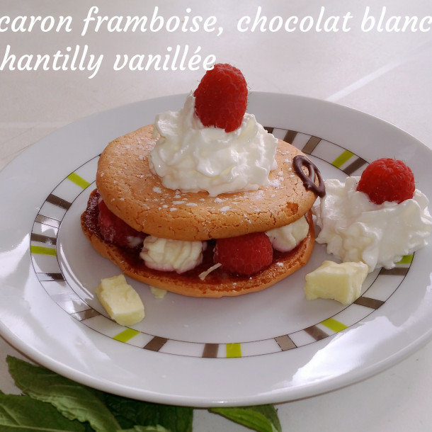 Macarons framboise, chantilly, chocolat blanc