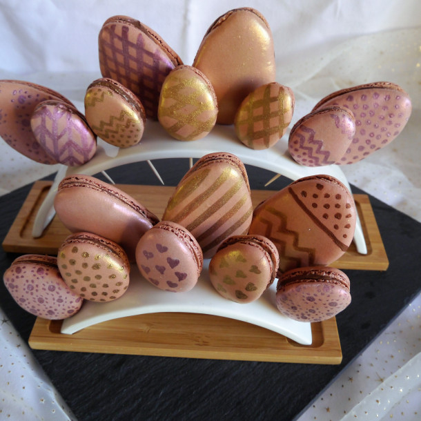 Macarons ganache pralinée en forme d'oeufs de Pâques